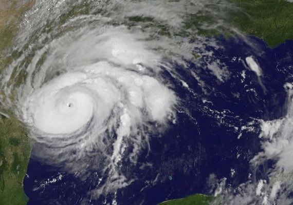 Furacão Harvey enfraquece e cai para a categoria 1 sobre o Texas