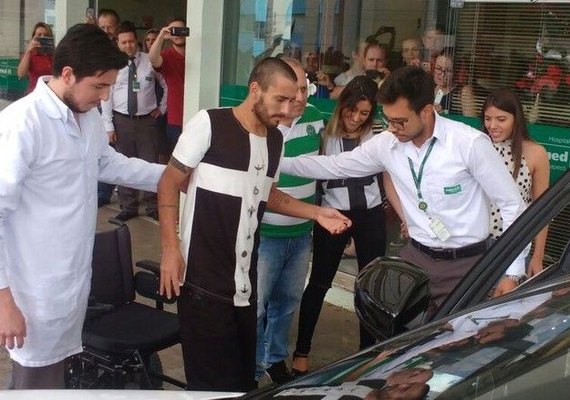 Alan Ruschel recebe alta e vai ao dentista para poder dar entrevistas