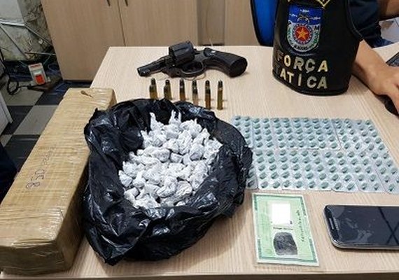 Polícia Militar prende indivíduo com arma de fogo e drogas em Maceió