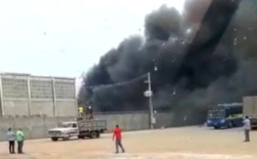 Incêndio de grandes proporções atinge fábrica de estofados no Agreste