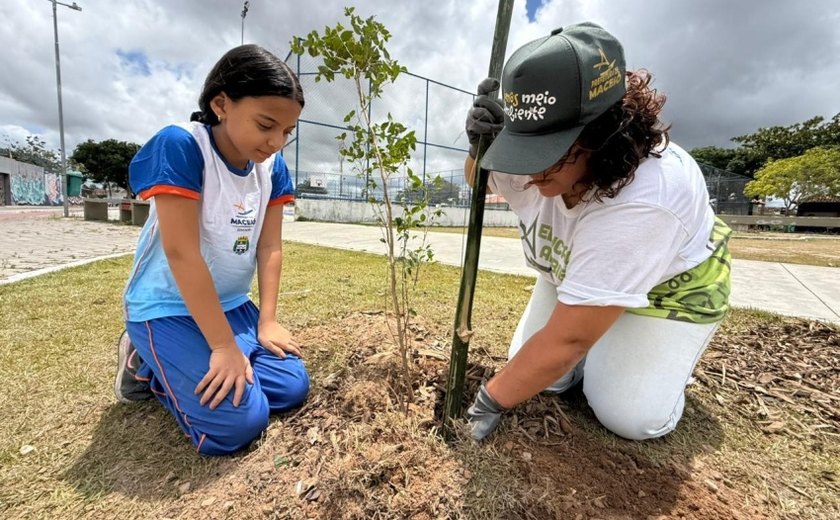 Alurb realiza plantio de árvores no Parque Linear do Benedito Bentes
