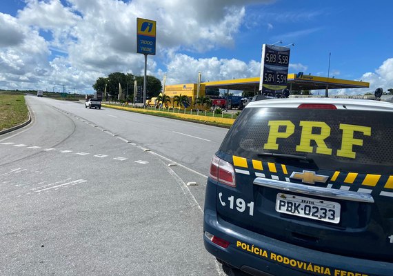PRF recupera veículo roubado após troca de tiros com dois homens em Maceió