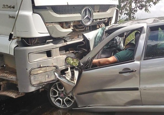 Motorista pega a contramão e morre ao bater de frente em carreta na BR-316