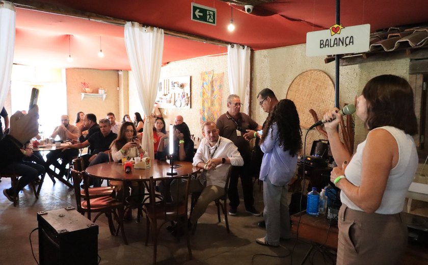 Protesto contra censura e ações judiciais reúne dezenas de jornalistas em defesa da liberdade de imprensa