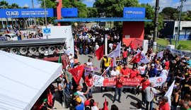 Em Maceió, milhares vão às ruas contra corte de recursos na educação