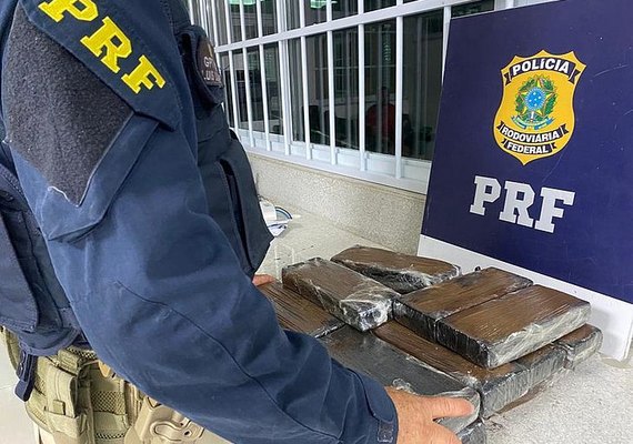 Fuzil e cerca de 15 kg de maconha são apreendidos em ônibus de turismo que ia para Arapiraca