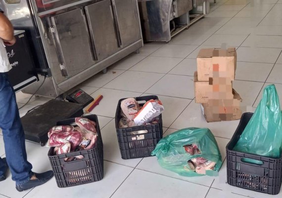 Vigilância Sanitária de Maceió aprende 370 kg de produtos estragados na parte alta