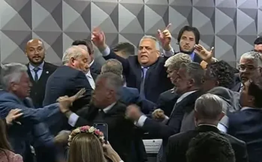 Confusão paralisa sessão da CPMI que investiga fraudes no INSS