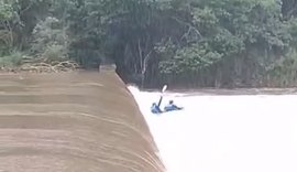 Vídeo de outro ângulo mostra quando ex-prefeito de Quebrangulo perdeu controle e caiu de caiaque