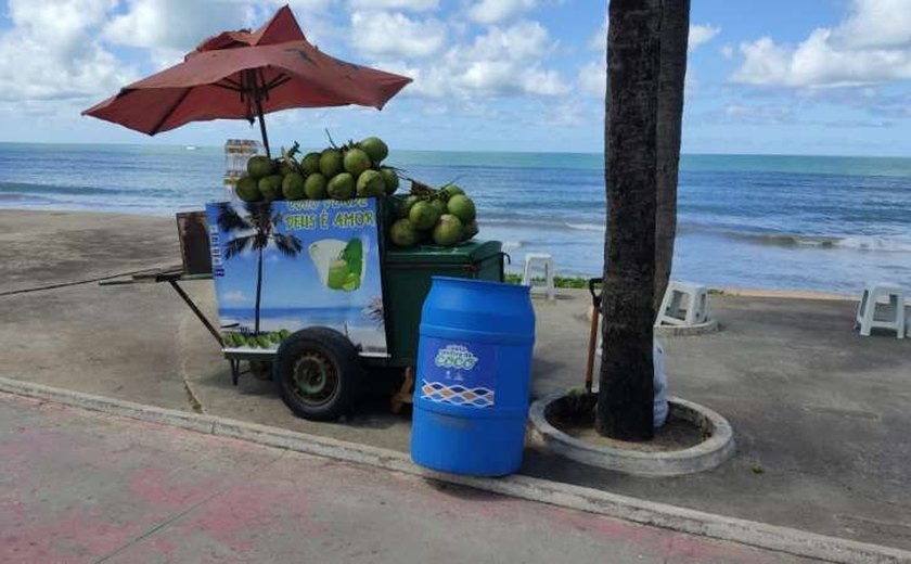 Desenvolvimento Sustentável inicia coleta seletiva de coco na orla de Maceió