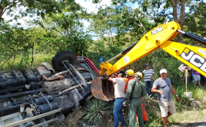 Motorista de 72 anos morre em Maribondo após caminhão tombar na BR-316
