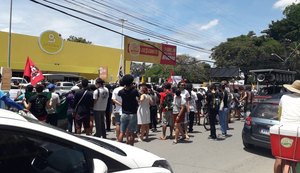 Ato em frente a supermercado reforça luta contra racismo