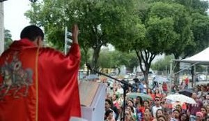 Apesar da chuva, milhares de fiéis homenageiam São Jorge no Rio