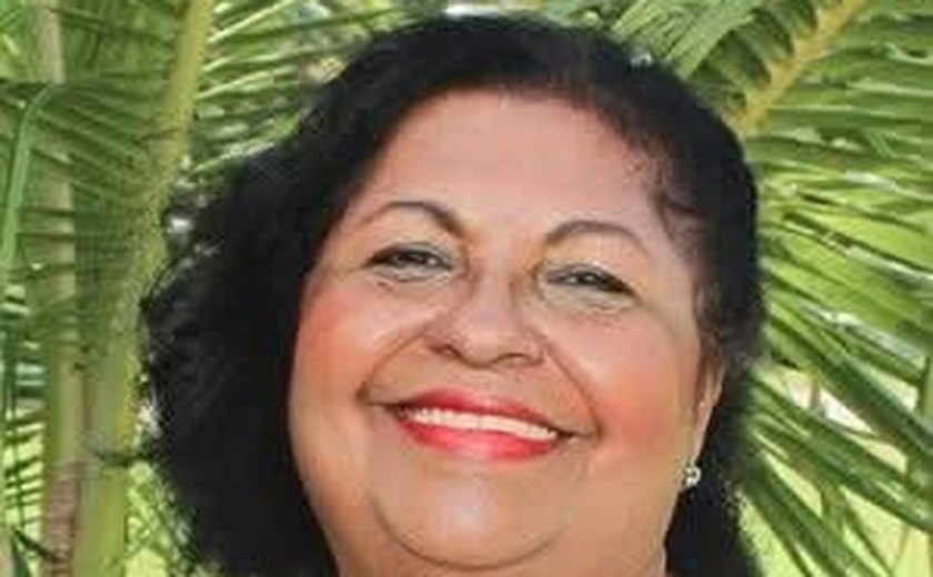 Professora Cida recebe título de Doutora Honoris Causa da Ufal