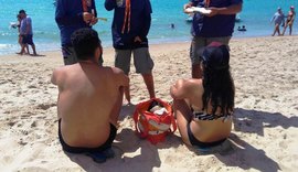 Escoteiros distribuem pulseiras de identificação e orientam casos de crianças perdidas