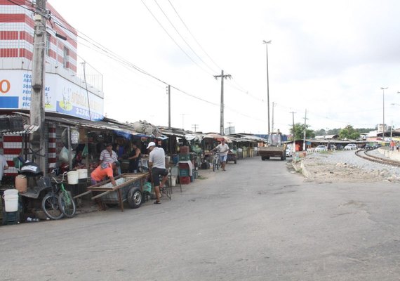 Realocação de feirantes no entorno da linha férrea ocorre até sexta-feira