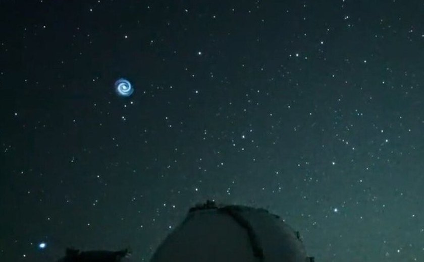 Espiral azul no céu intriga observadores, mas cientistas explicam o fenômeno enigmático
