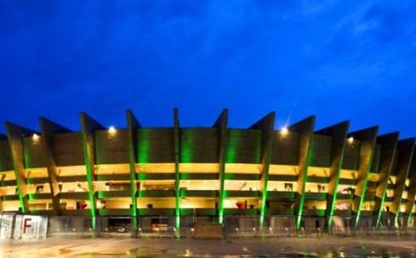 Aniversariante Mineirão imortaliza dois dos maiores craques do futebol mineiro