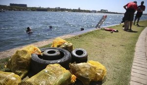 Mergulhadores retiram lixo submerso no Lago Paranoá