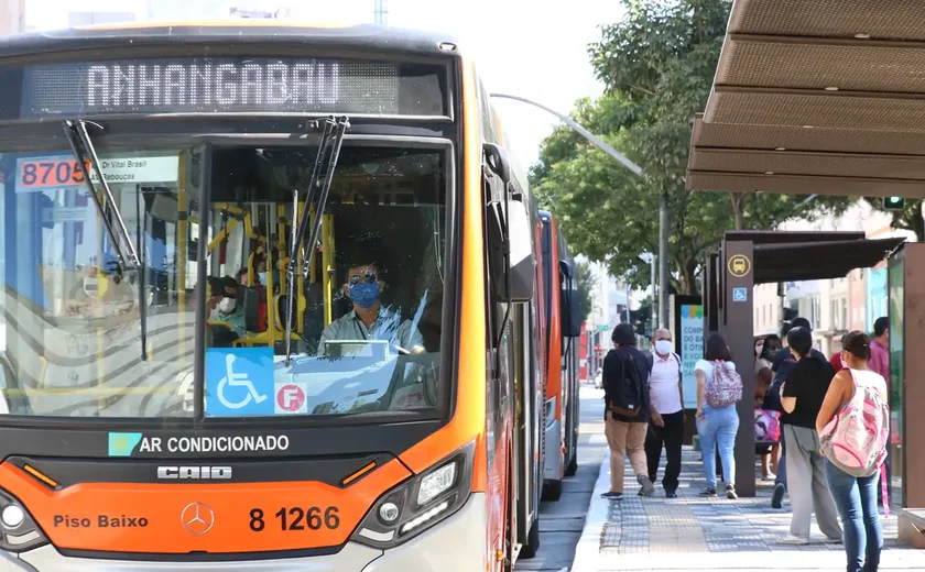 Setor de serviços recua 0,9% em novembro, influenciado por transporte