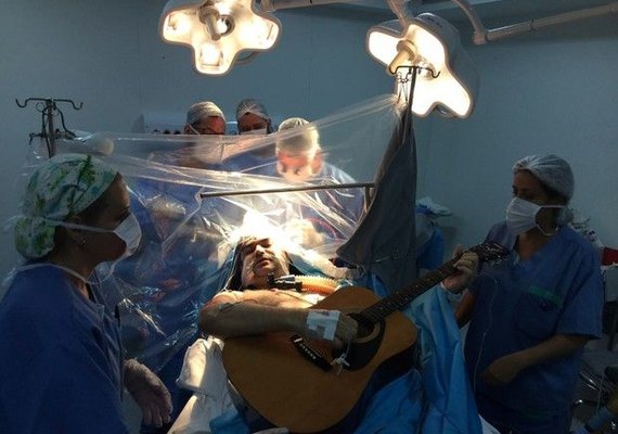 Paciente toca violão enquanto retira tumor em forma de 'coração' do cérebro