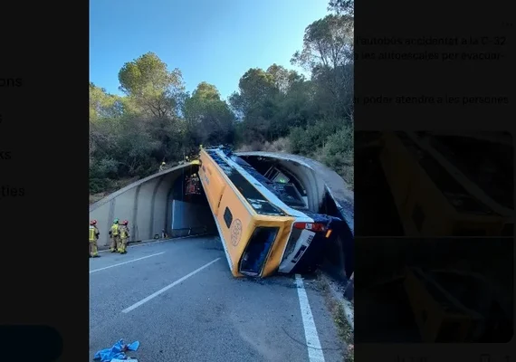 Ônibus fica parado na vertical após acidente em entrada de túnel na Espanha; dezenas feridos