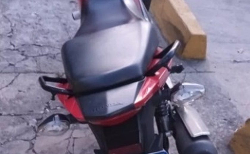 Dupla de jovens é presa após tentar fugir pela contramão