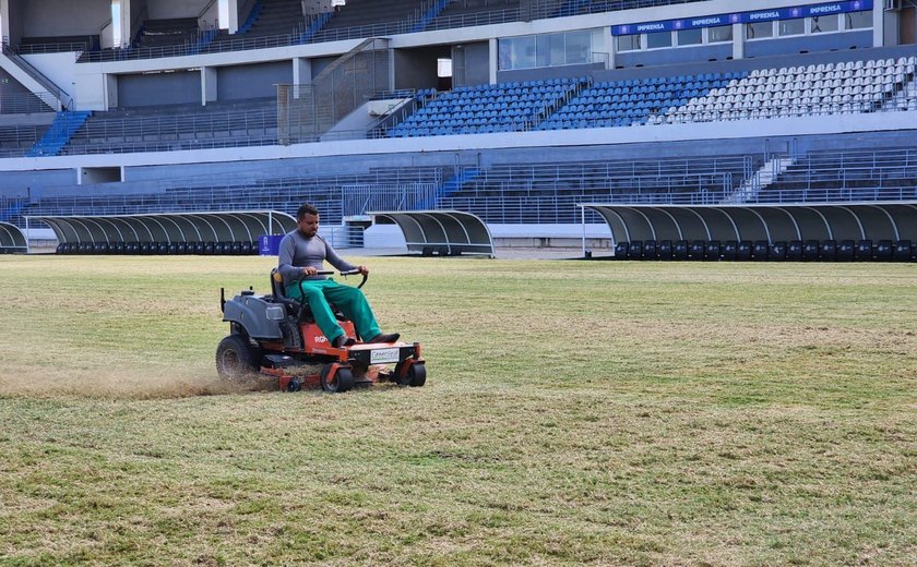 Governo de Alagoas inicia revitalização do gramado do Estádio Rei Pelé