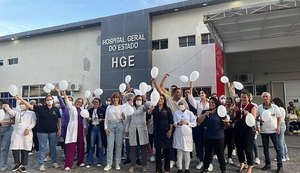 Balões brancos são soltos na frente do HGE para alertar a população sobre saúde mental