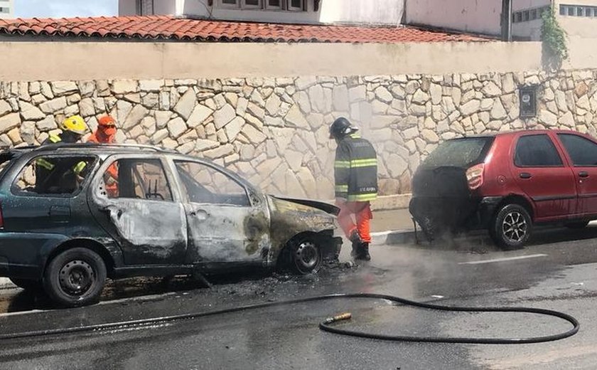 Carro pega fogo na Josefa de Mello e chamas atingem outro veículo