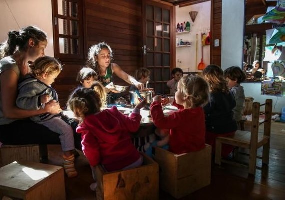 Mães criam cooperativas para se revezar no cuidado dos filhos