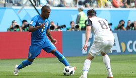 Destaque contra Costa Rica, Douglas Costa tem lesão e não enfrenta Sérvia