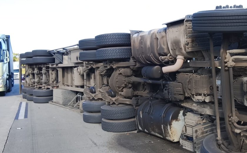 Tombamento de carreta deixa motorista morto na BR-101 em Novo Lino