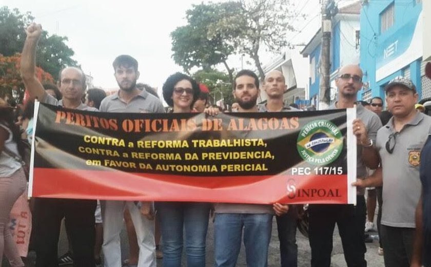 Peritos de Alagoas participam de ato contra reformas do Governo Federal
