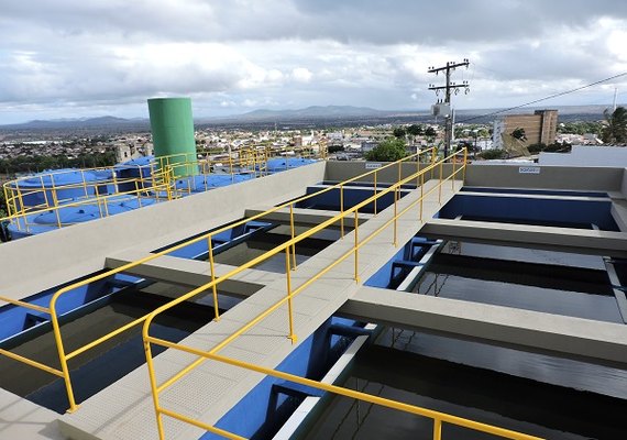 Vazamento em adutora pode afetar abastecimento em dois bairros de Maceió