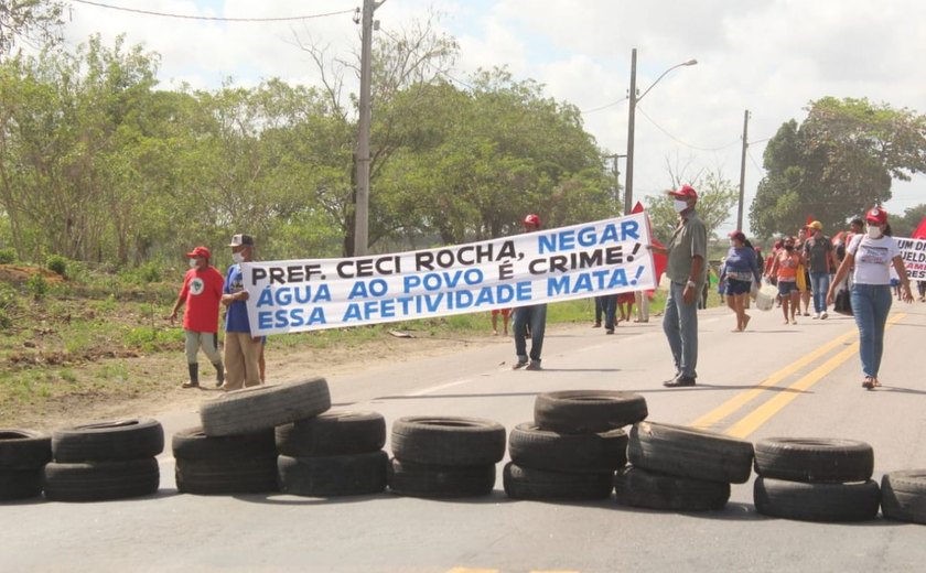 Famílias acampadas protestam contra ameaças da prefeitura de Atalaia