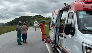 Capotamento na BR-101, em Joaquim Gomes, deixa duas pessoas feridas