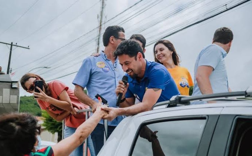 Caravana Alagoas Merece Mais de Rodrigo Cunha recebe apoio de moradores do Jacintinho