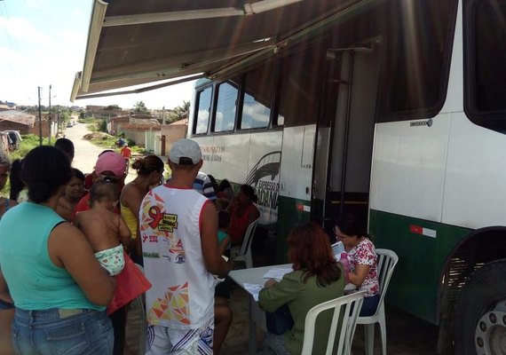 Famílias que ocupam terreno recebem serviços do expresso da cidadania
