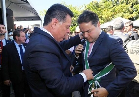 Governador Renan Filho recebe homenagem do governo goiano