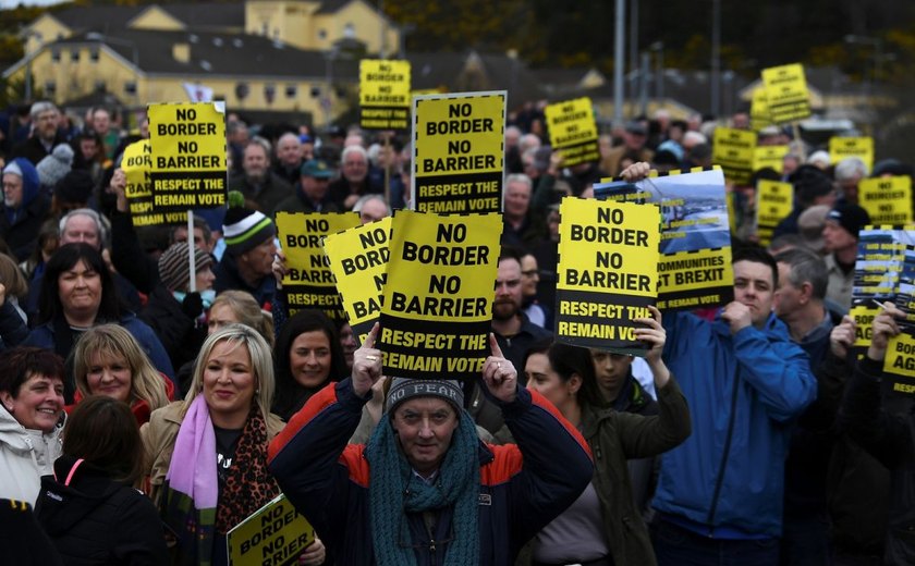 Manifestantes contrários ao acordo do Brexit protestam na fronteira da Irlanda