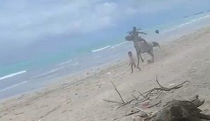 Criança é atropelada por cavalo enquanto brincava na praia de Pajuçara