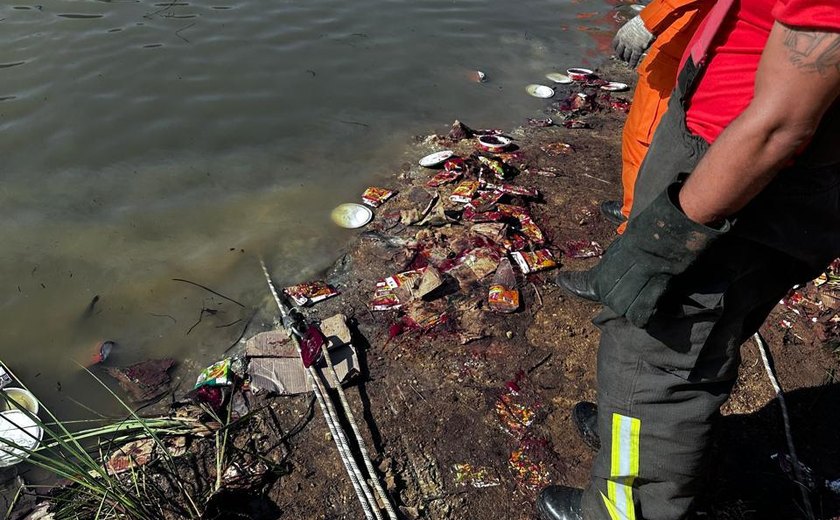 Corpo de motorista de carreta que ficou com cabine submersa em açude é resgatado