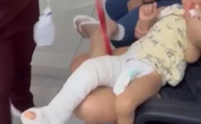 Criança de dois anos recebe alta após fratura no fêmur e família denuncia falha em atendimento médico