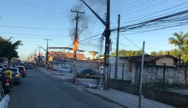 Poste pega fogo no Benedito Bentes e assusta moradores