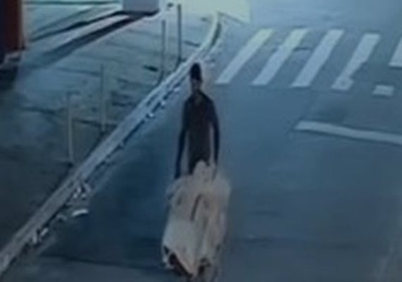 Câmeras de segurança flagram momento em que suspeito de matar jovem trans deixa corpo em lona na Jatiúca