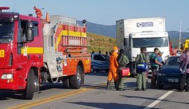 Acidente envolvendo três veículos deixa motociclista morto