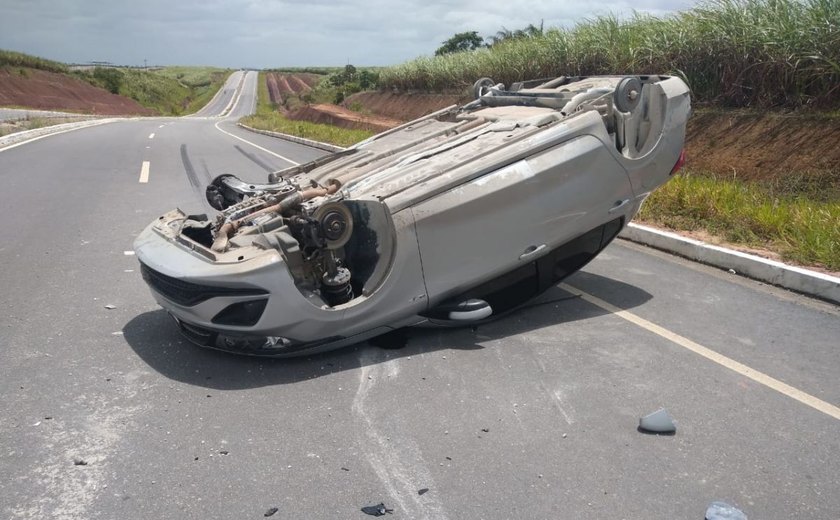 Veículo roubado no sábado capota neste domingo e é encontrado sem os pneus