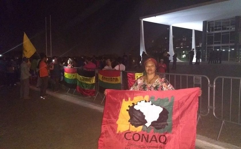 Indígenas e quilombolas fazem vigília em frente ao STF, em Brasília