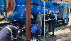 Infraestrutura realiza serviços de drenagem na orla da Ponta Verde